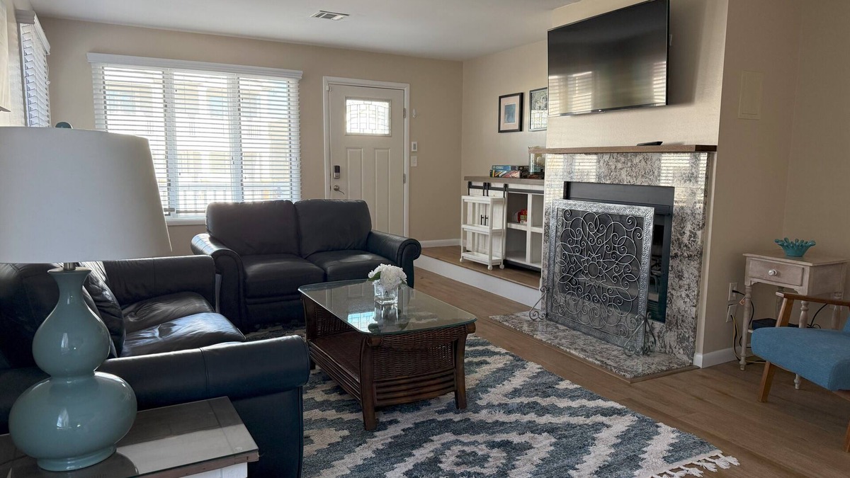 North End House | 856 Brighton Duplex - 5-bedroom townhome with TONS of Parking