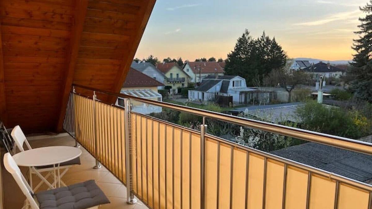 Sußenbrunn Apartment | 85m2 top floor apartment on the border to Vienna