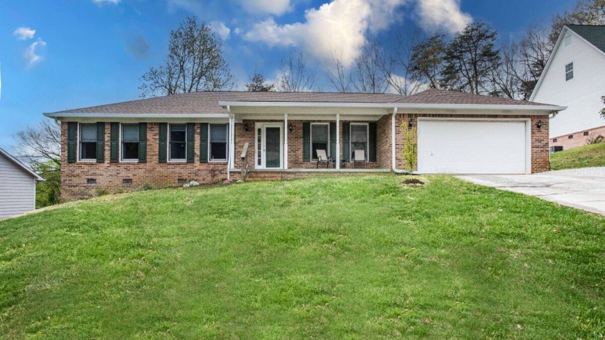 Ashley Oaks House | 865 Hideaway, Close to UTK, Market Square,; 3 BR/2.5 Bath 2 Car Garage, Deck