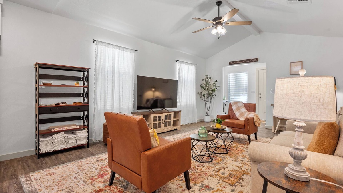 Southgate House | 88 Urban Nook , Cozy 3BR , Sleeps 6 , Grill , Pets + Fenced Yard