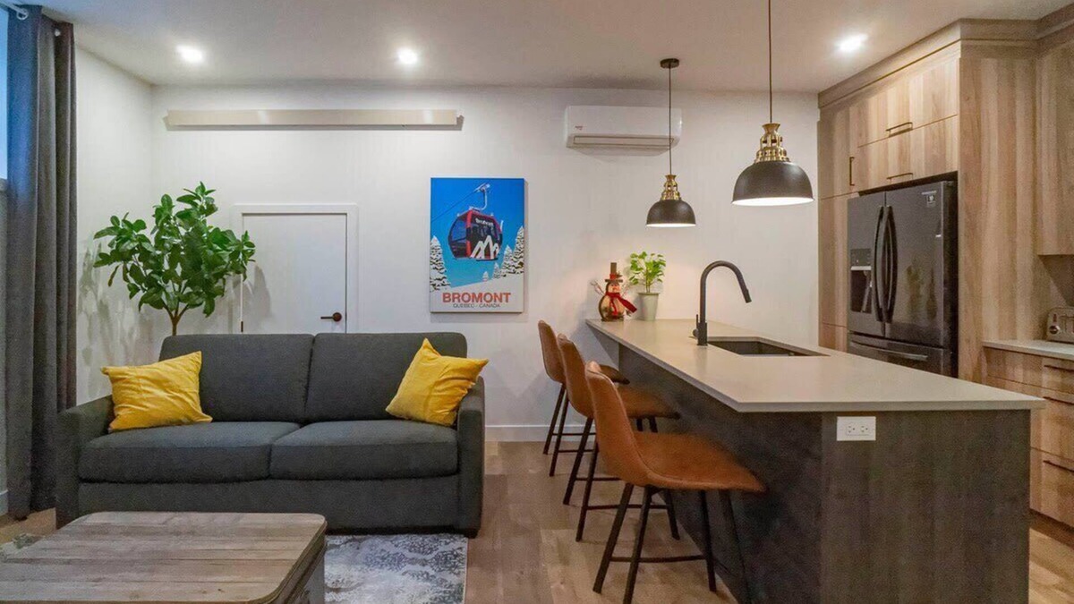 Bromont Apartment | 883 suite 102 Bromont Vieux Village 2cac , foyer