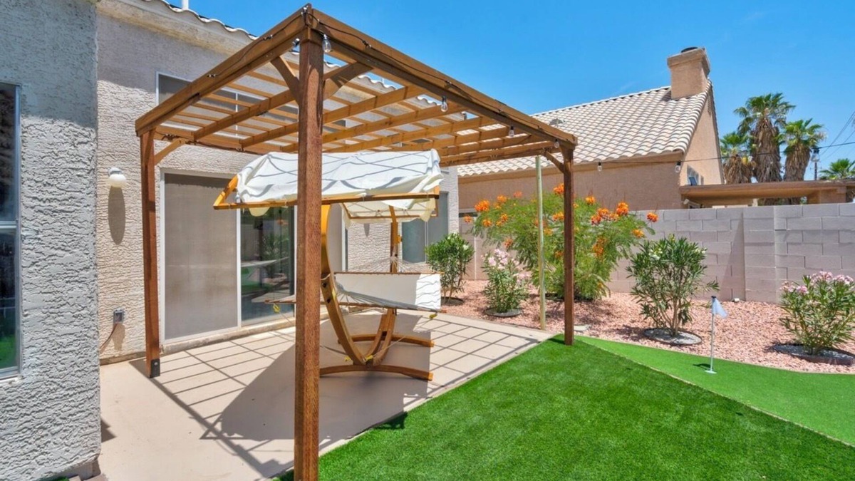 North Las Vegas House | 8BR 5BA SuperHero Retreat-King Beds, BBQ, Hammock, Firepit, MiniGolf, WorkSpace