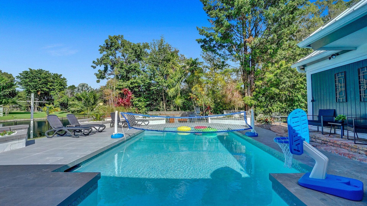 Davie Villa | 8BR Gem With Pool, Lake View & Tons of Amenities!