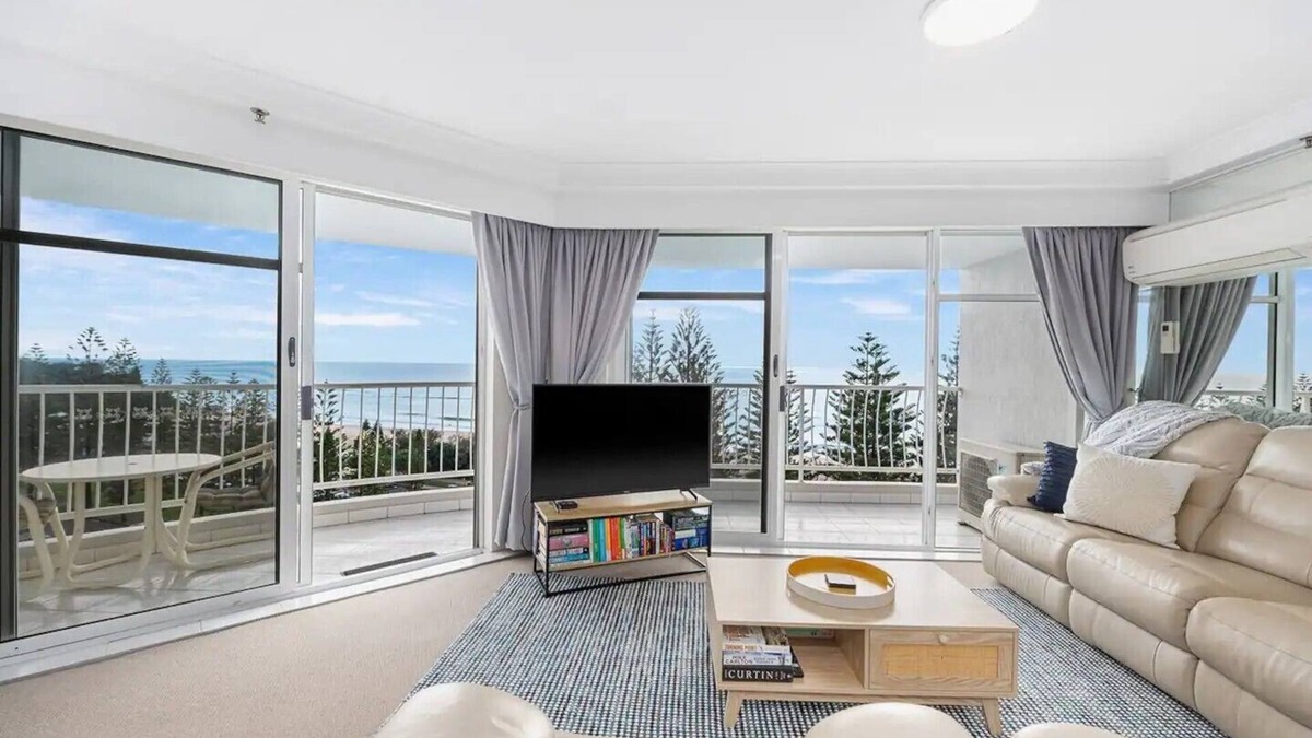 Burleigh Heads Apartment | 8th Floor Ocean View Apartment