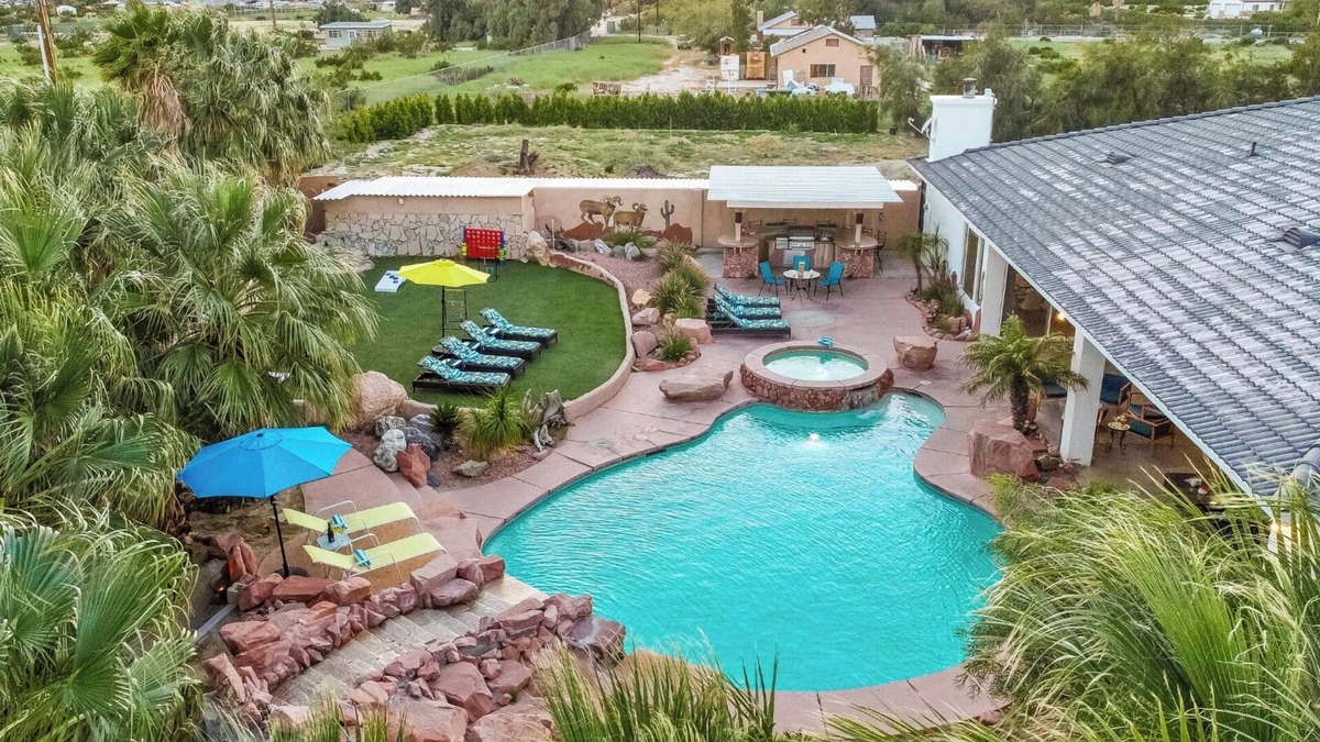 Desert Hot Springs House | 9 bdr+15 bds+5.5 baths, pickleball, basketball, 2+acres, indoor+out billiards.