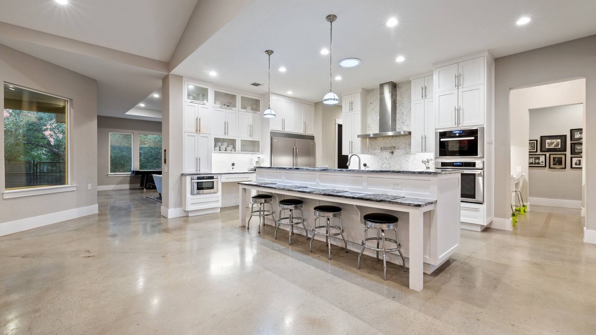 Lakeway House | 9 Bed, Fully Furnished, Accessible, Swimming Pool & Hot Tub, treehouse on acre.