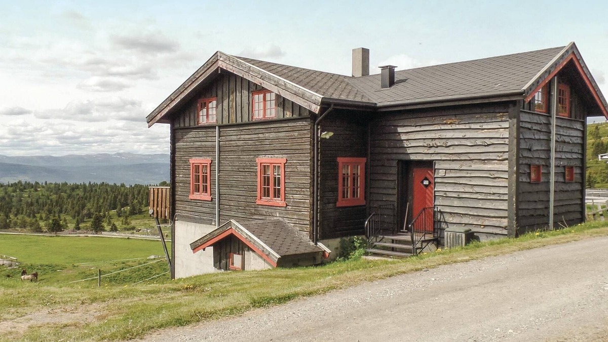 Hundorp House | 9 bedroom awesome home in Vinstra