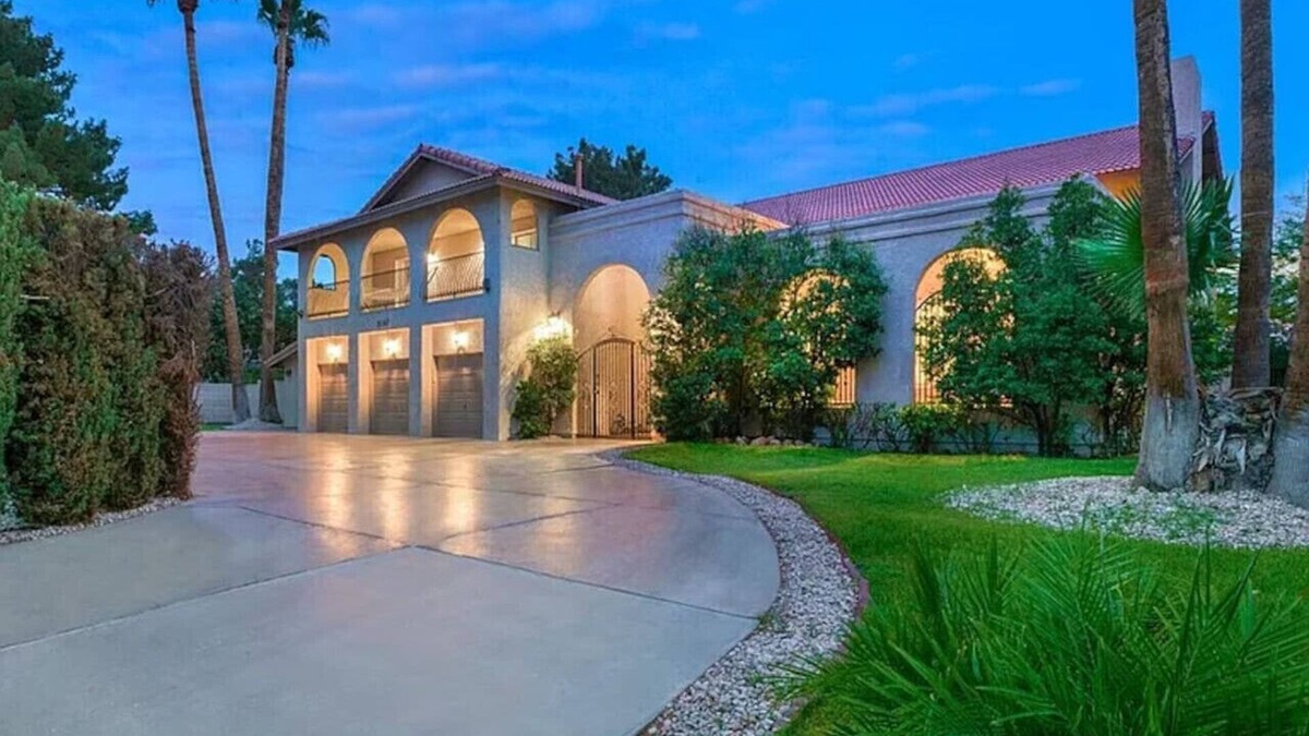 Paradise Villa | 9 bedroom estate close to the strip