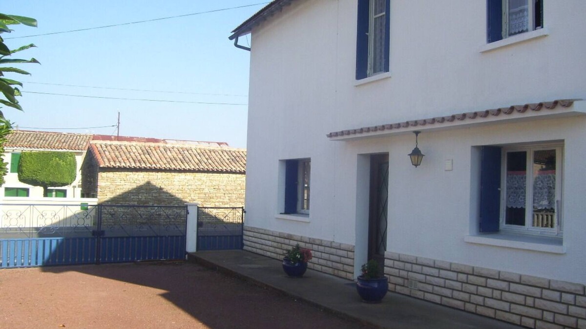 Clussais-la-Pommeraie House | 9 Guests - Pet Friendly in rural West France