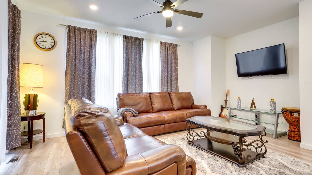 Commerce City House | 9 Mi to Airport: Commerce City Townhome w/Deck