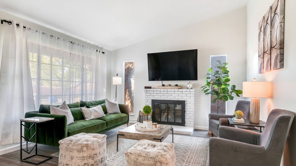 Riverside House | 9 miles to DT Riverside + tons of local parks and sites nearby!
