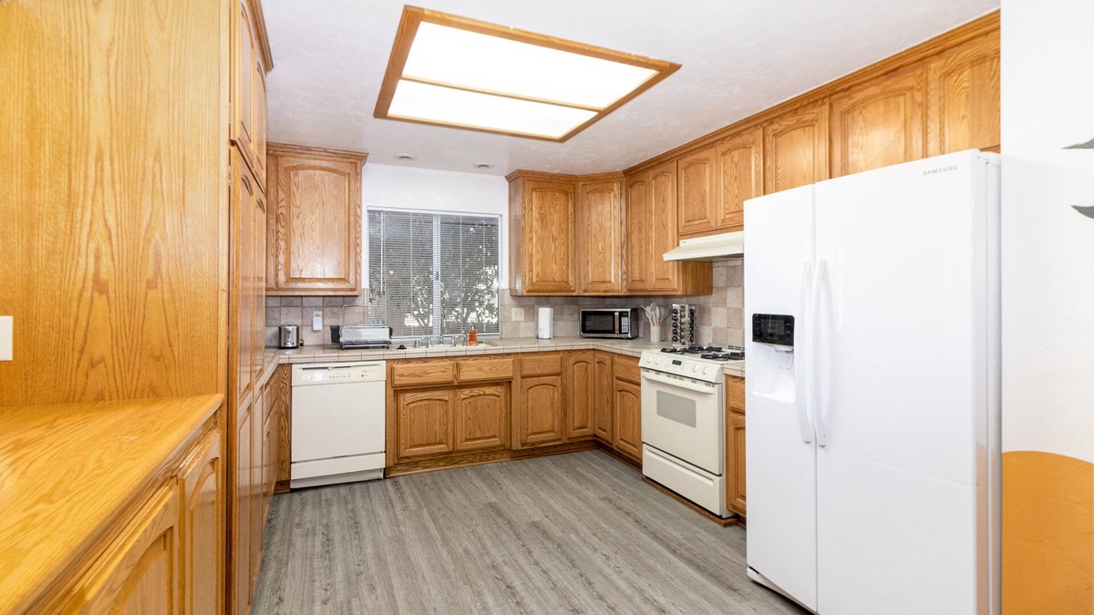 South Redlands House | 🧡9 min to University,Parking, 4BR/2BA, Sleeps 10, Boho Style🌼