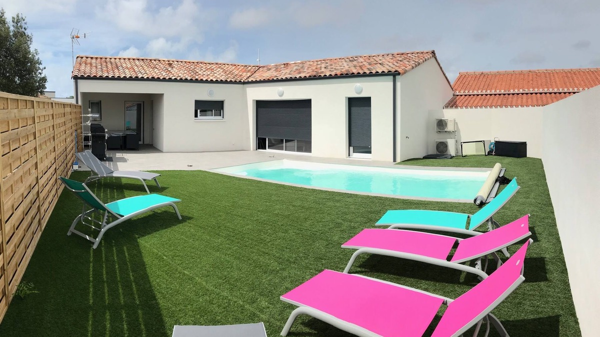 Givrand House | 9-person villa with heated pool, 4-star seaside location