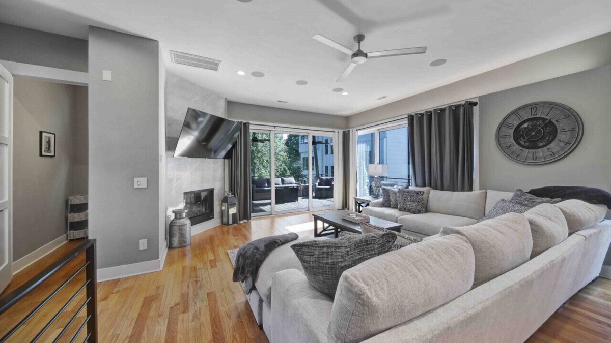 Third Ward House | 906 Westbrook B · City Views RoofTop Hot Tub & Short Walk to Stadium
