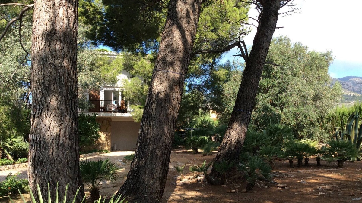Pratdip Villa | 90m2 detached house on a 1000m2 enclosed garden bordered by cypresses & laurels