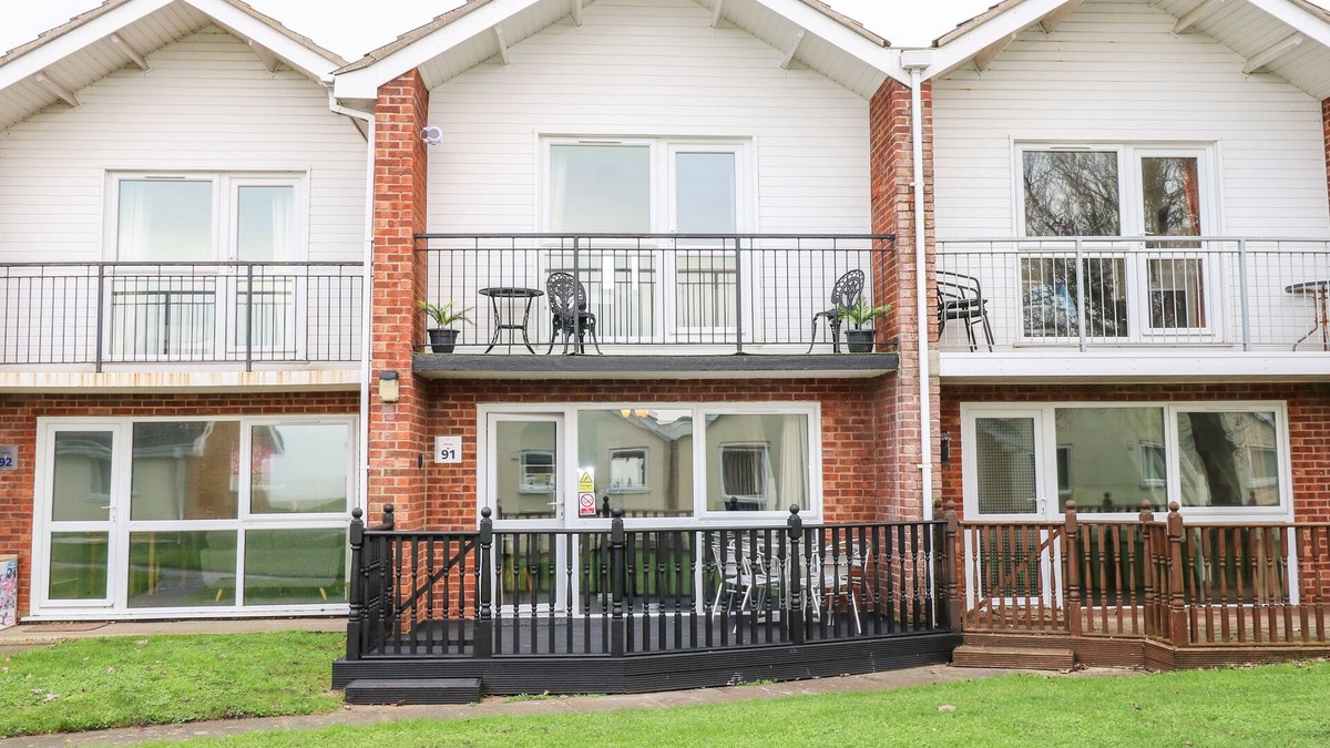 Corton Cottage | 91 WATERSIDE PARK, pet friendly, country holiday cottage in Lowestoft