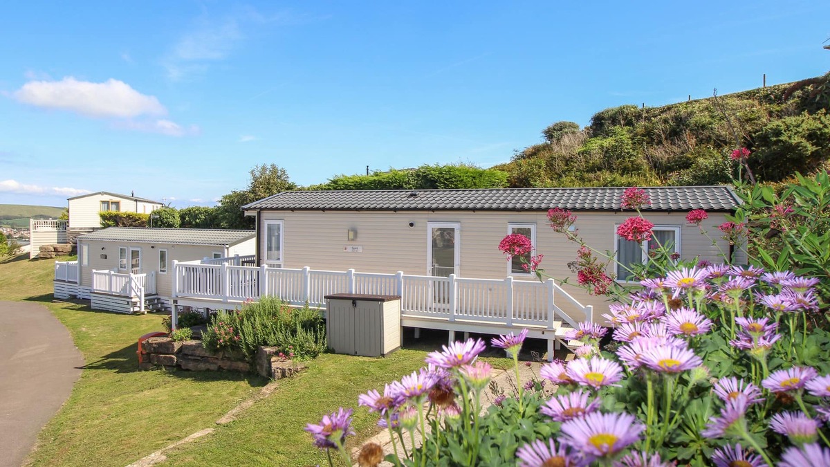 Swanage Cabin | 92 DAISY, with pool in Swanage