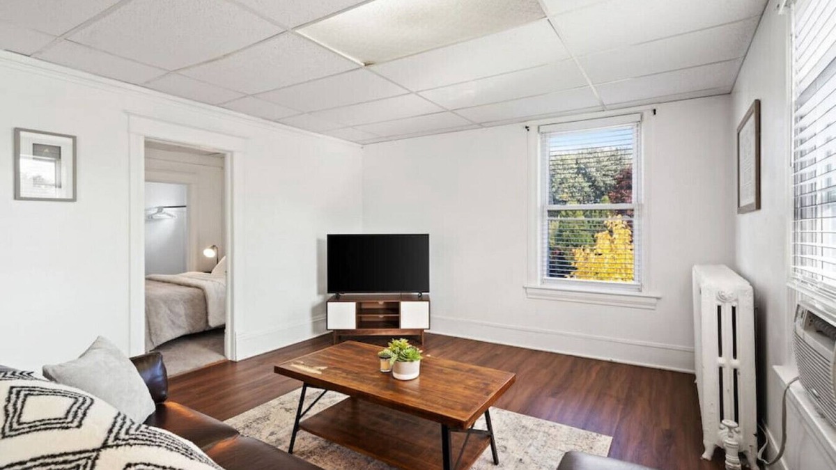 Superior Apartment | 921 · Cumming Avenue Rentals #921