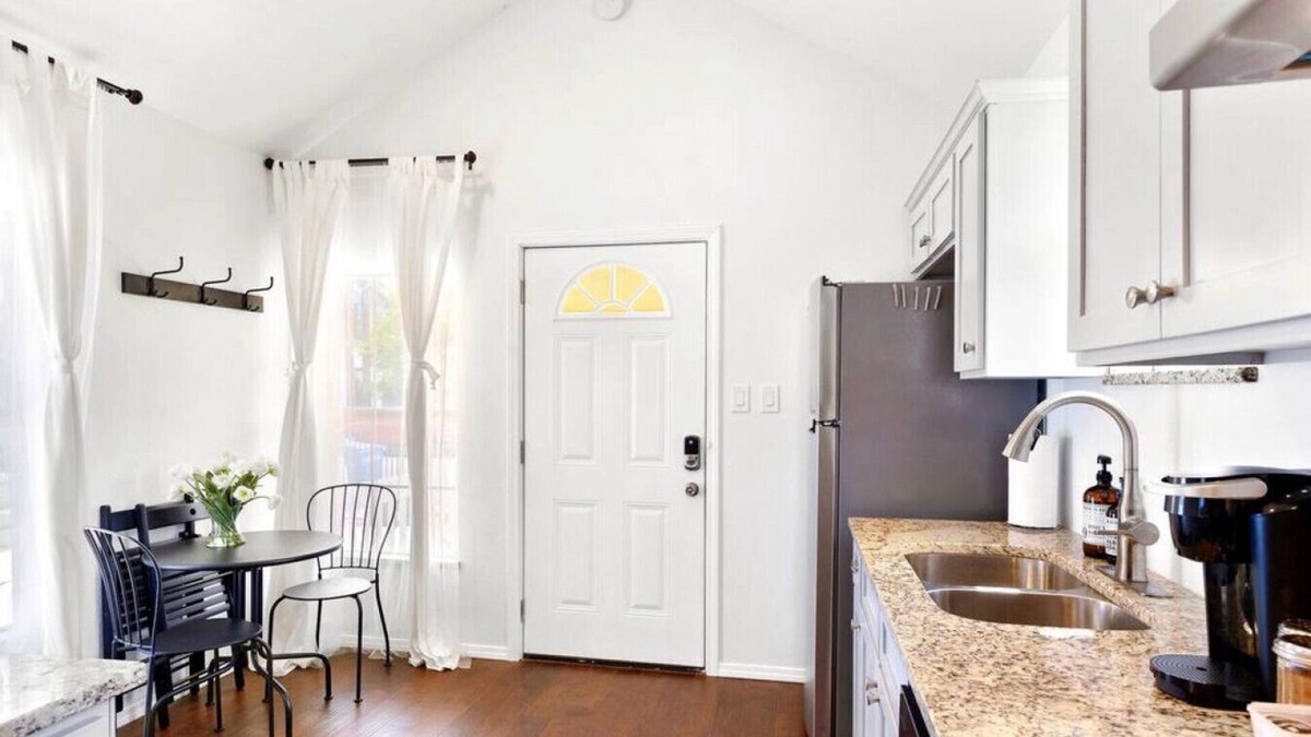 Alta Vista House | 921 W French Pl · Guest Casita with Colonial Decor 10 Mins to Alamo