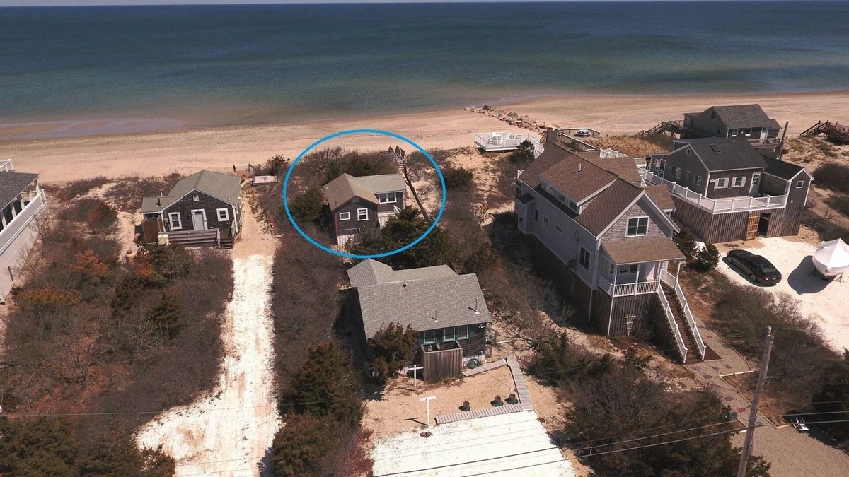 East Sandwich Cottage | 95A Salt Marsh- Seaside escape @ private beach-1BR Cottage w/AC, steps to sand!