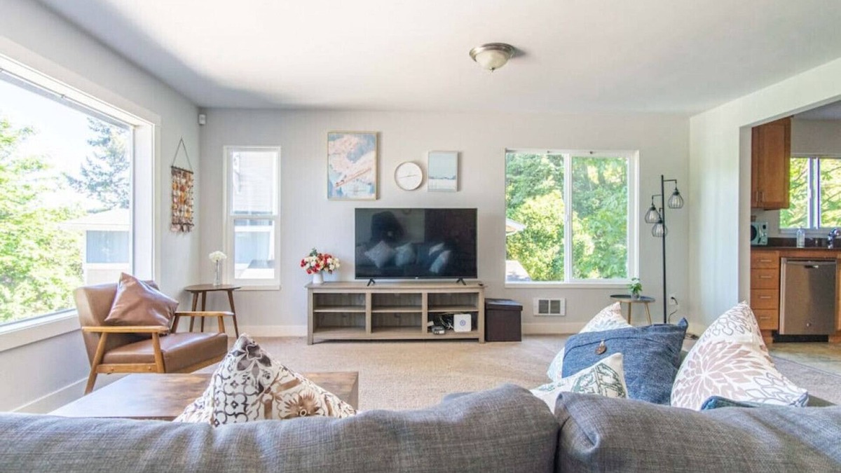Rainier Valley House | 9852 Entire · Panoramic Lake View 3800+ sqft House in Oasis