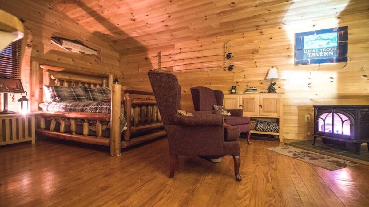 Jackson Cabin | 998 Pinhkham · Cozy Wooded Cabin/private hot tub/fireplace/river