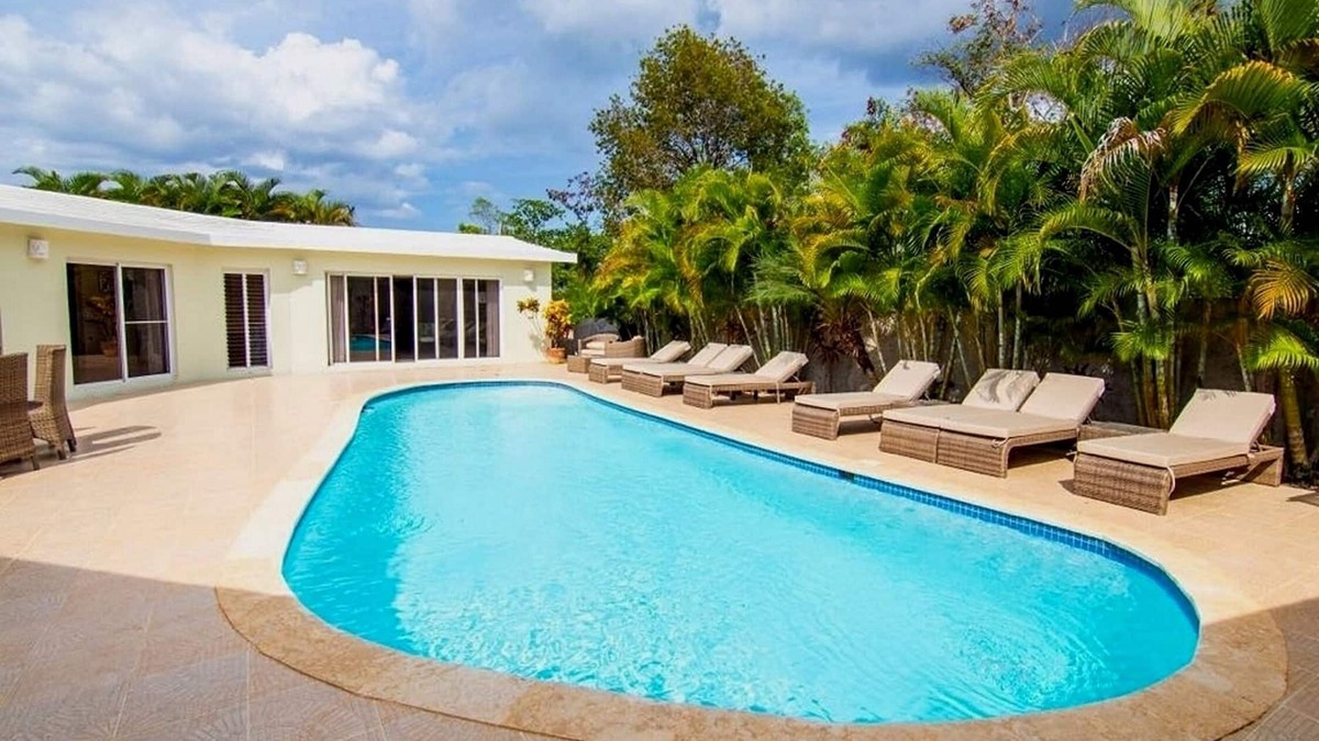 La Mulata Villa | 9BD guest-friendly complex with private pools, free bus to town, tennis court