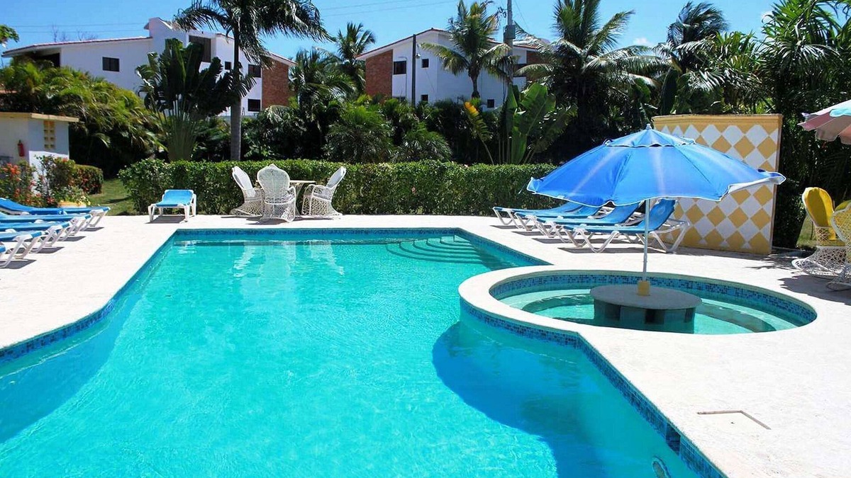 El Batey Villa | 9BD guest-friendly villa in El Batey, pool/Wi-Fi/cable TV/AC, near everything