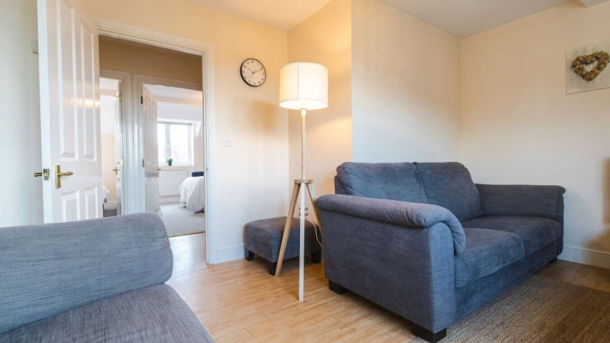 Swindon Apartment | 9FC Apartment 2 Bedroom Sleeps 4 Long Stay Disc