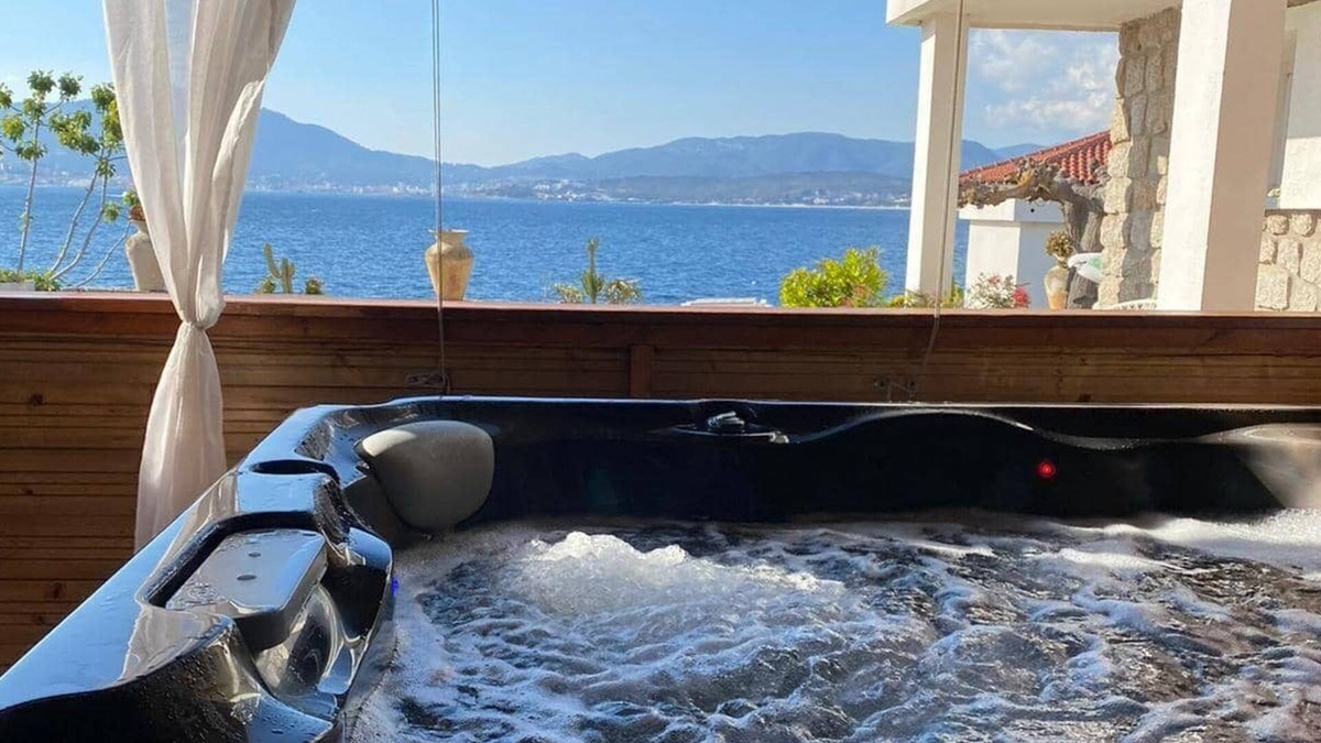 Belvedere Apartment | Aïtone, vue Mer, Jacuzzi, 3 Chambres-6 Personnes