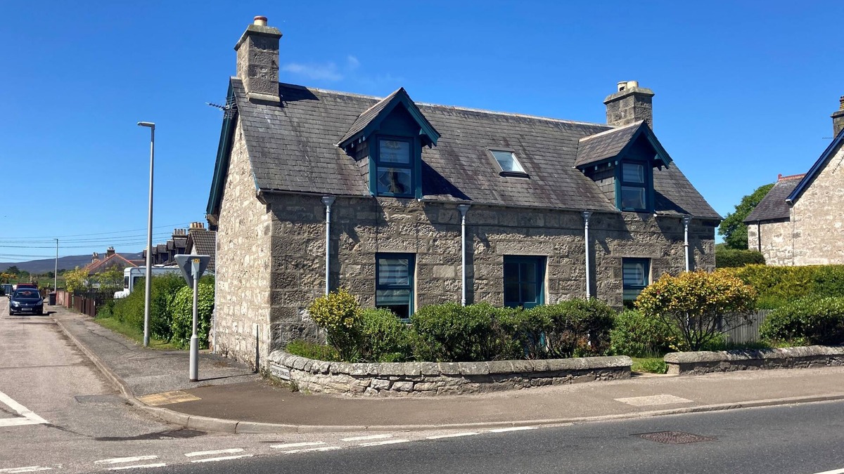 Brora Cottage | A 2-bedroom cosy cottage based at the heart of the rural village of Brora.