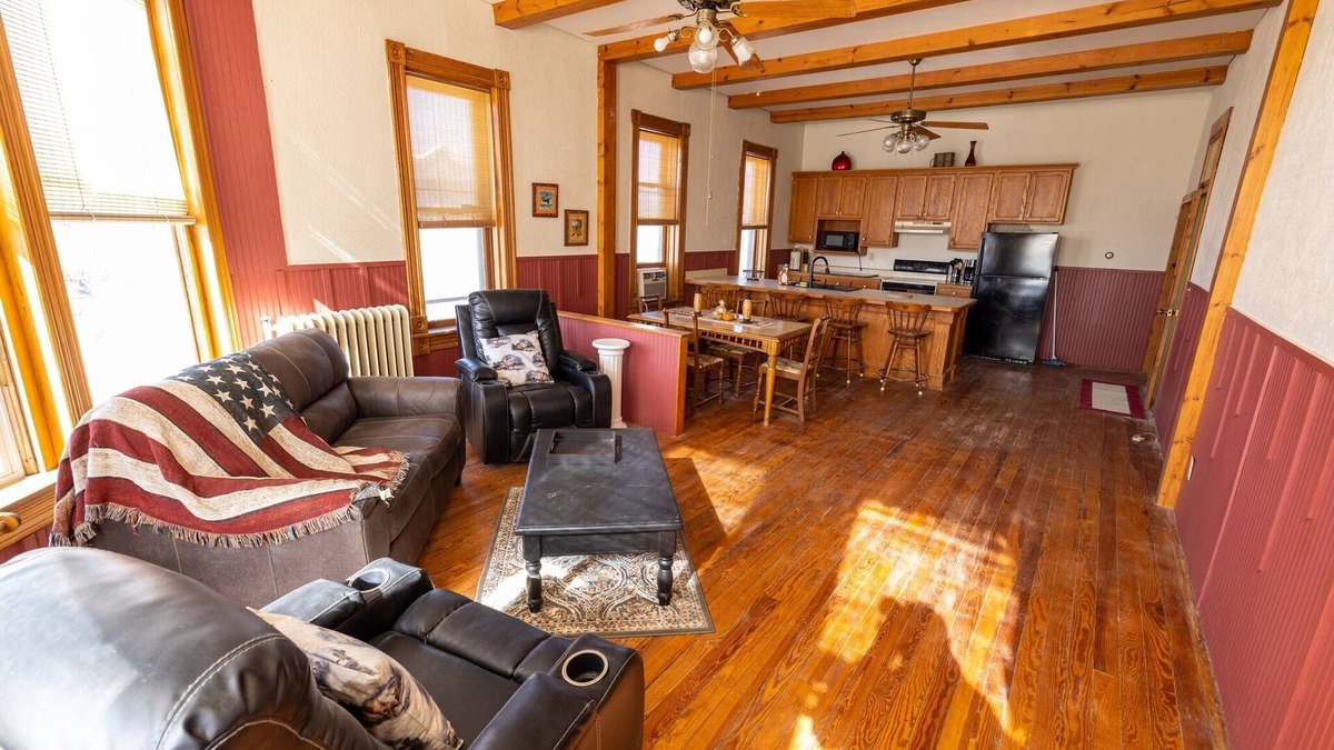 Oregon Apartment | A 3-bedroom 2nd floor atop local bar/restaurant.