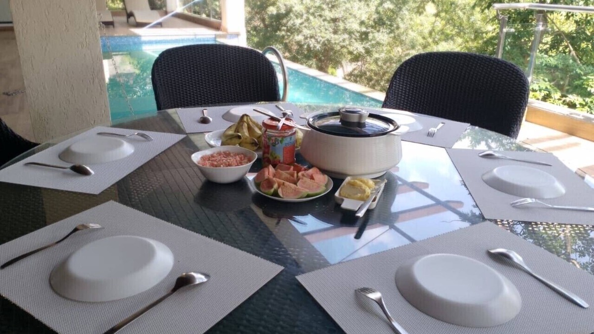 Lonavala Villa | A 4 BHK VILLA WITH A PRIVATE INFINITY POOL SURROUDED BY SERENE HILLS