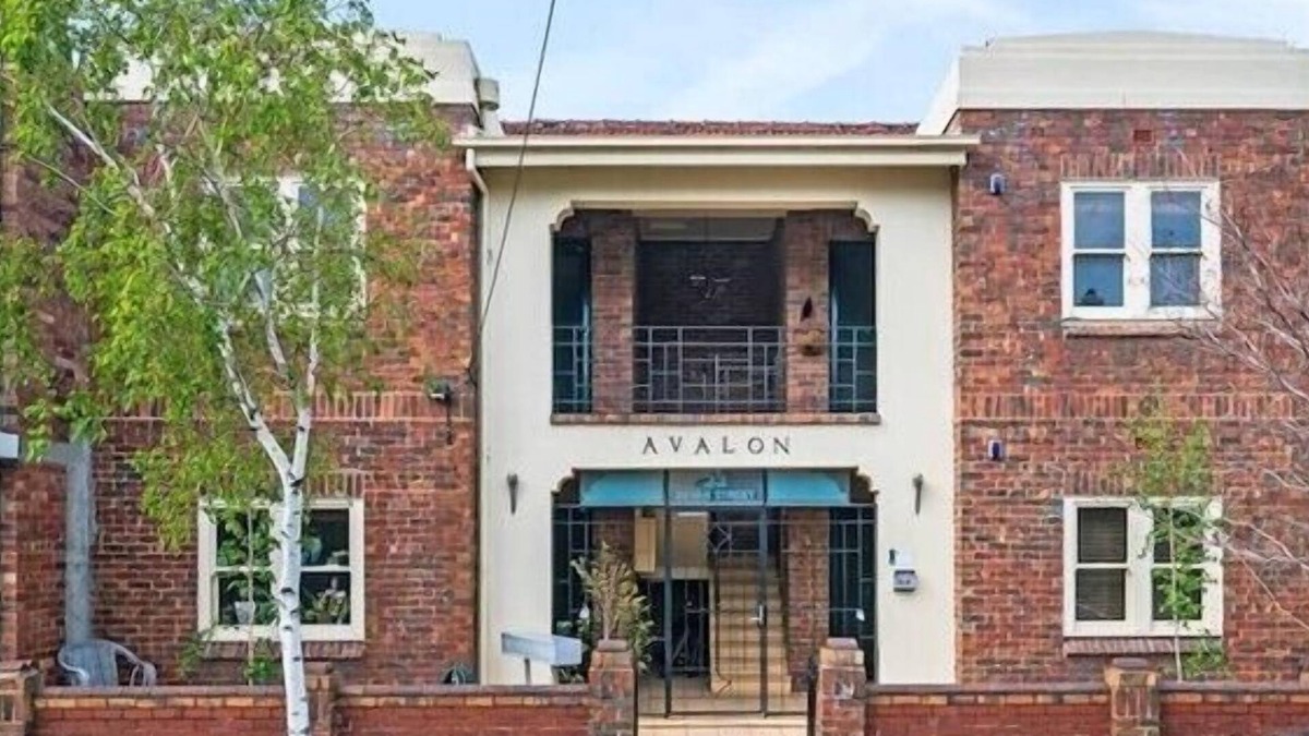 Albert Park Apartment | A+ Albert Park Art Deco Gem. Sleeps 5. Bevan4.