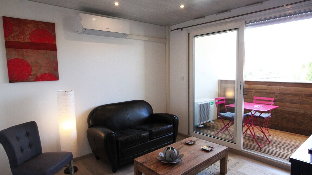 Carcassonne Apartment | A balcony overlooking the city