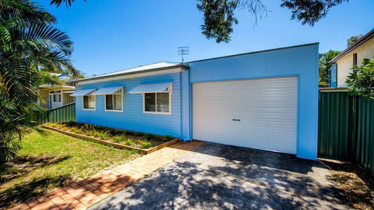 Shoal Bay House | A beach house with colour!