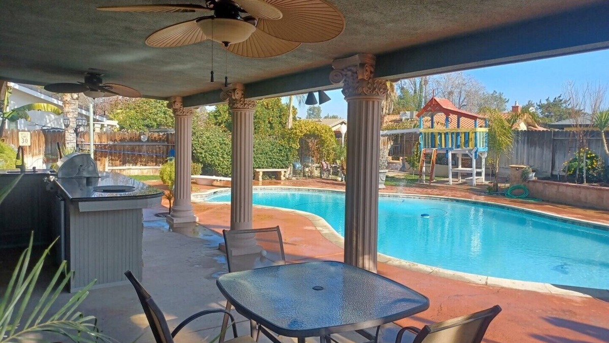 Greenacres House | A beautiful 3 bedrooms 2 Living rooms and 2 bathrooms