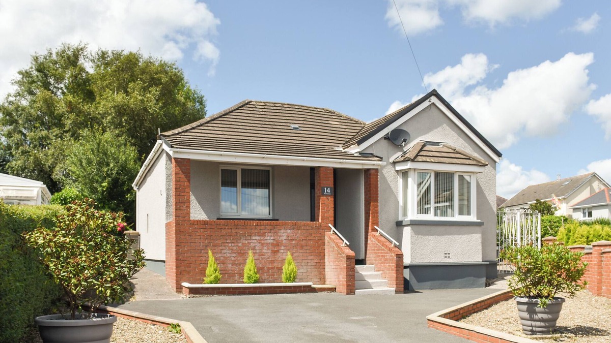 Llanelli Cottage | A beautiful bungalow overlooking the coastal town of Llanelli.