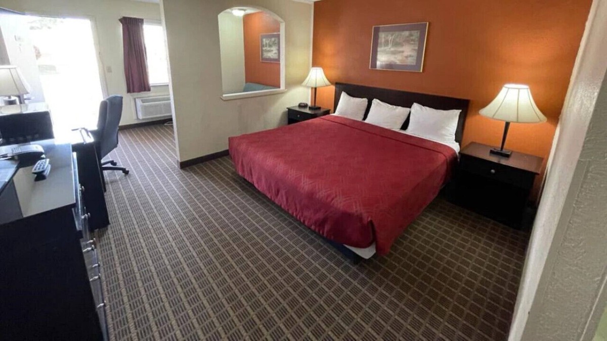 Emporia House | A Beautiful & Relaxing Getaway! With Parking
