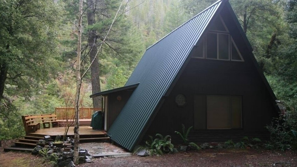 Crescent City Cabin | A Beautiful Vacation Awaits You on the Emerald Smith River!