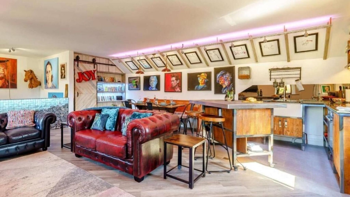 Slyne Apartment | A beautifully appointed apartment featuring lots of original artwork.