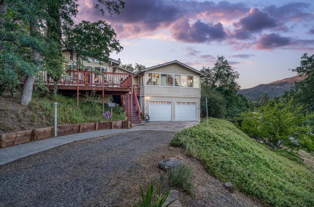 Oakhurst Bed & Breakfast | A Bed of Roses