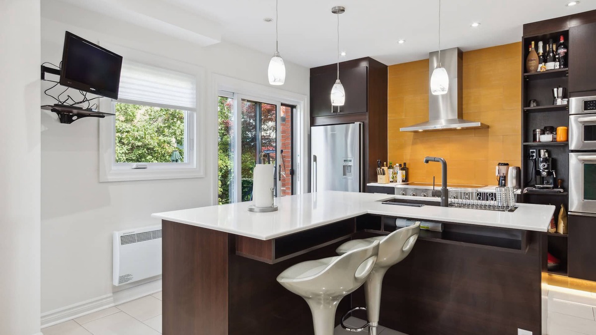 Cote-Saint-Paul Cottage | A big Cozy house near Downtown and the coolest street.