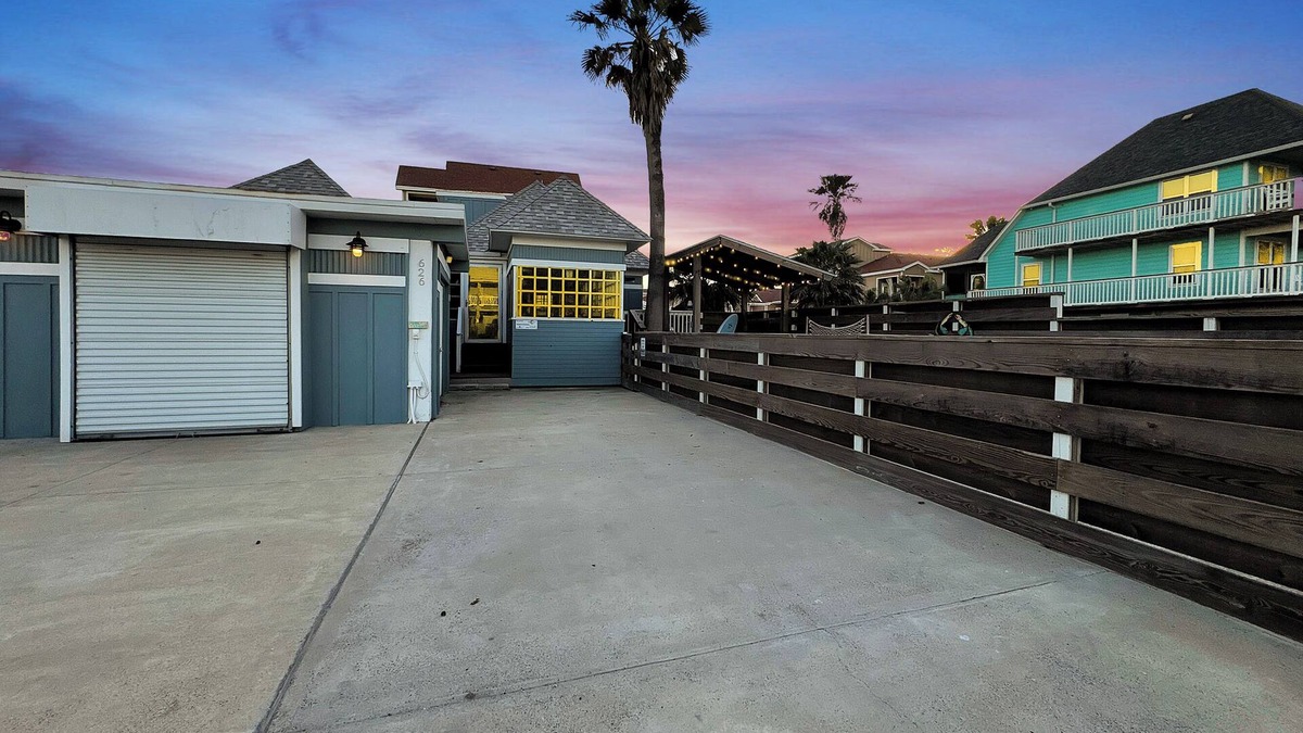 Port Aransas House | A block from beach * PRIVATE POOL* Bunk Room * Large Screened in hang out porch