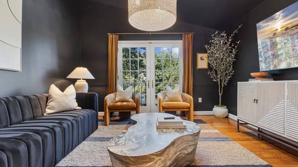 Southwest Quadrant House | A Bold and Relaxing Old Town Xcape