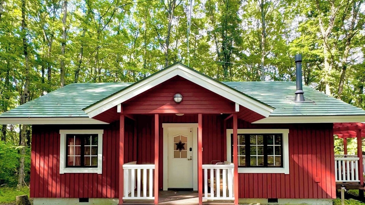 Tsumagoi House | A bright red Finnish house at the foot of Mount As/Agatsuma-gun Gunma