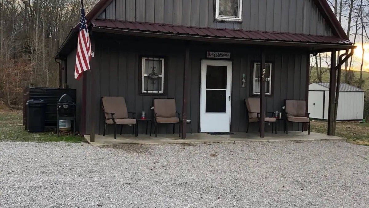 Frogue Cabin | A & C Cabin: Entire cabin- Burkesville, Kentucky, near golf course and boat ramp