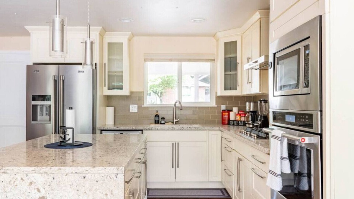 Grass Lawn House | A Calm Retreat with a chef's kitchen, Hot Tub and close to a Golf Course