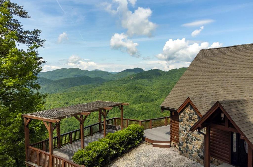 Old Fort House | A Celestial Chalet Pets, Hot Tub & Mountain View