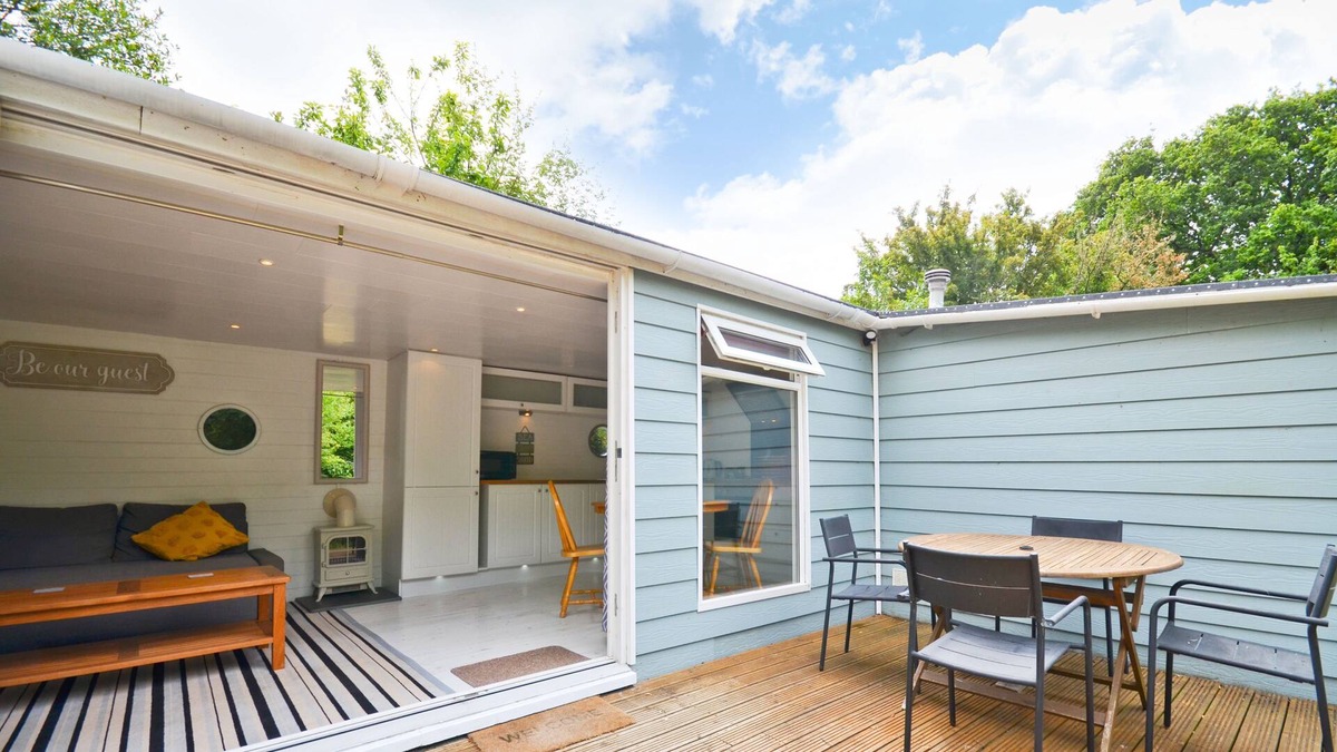 Whippingham Cottage | A chalet that sleeps 4 guests in 2 bedrooms